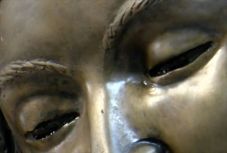 Illatos olajat könnyezik a Szűz Mária bronzszobor