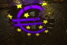 Az olaszok többsége kitart az euró mellett