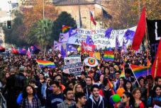 Chile: mostantól nemváltó műtét nélkül is átírható a nemi identitás