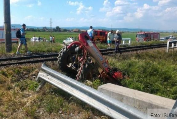 Vonat ütközött egy traktorral Brassó megyében, egy személy meghalt