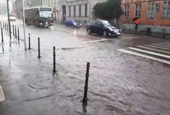 Másodfokú viharriadó Erdélyben: víz alá került Brassó egy része