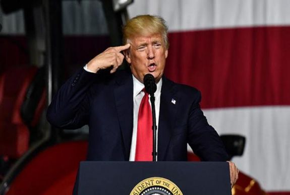 Trump szerint joga van elnöki kegyelmet adni saját magának