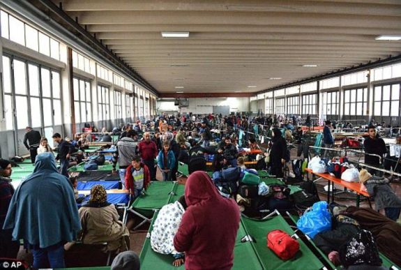 Európai, de EU-n kívüli menekültközpont felállításáról tárgyalnak