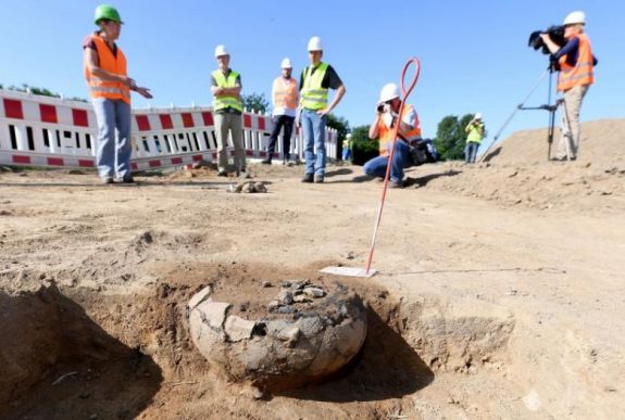 Csaknem 40 darab 2000 éves urnát találtak