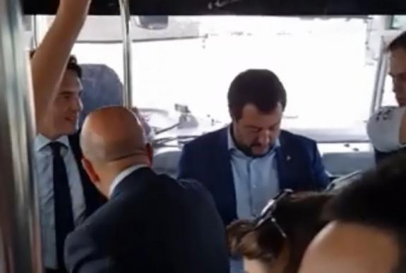Dallal fogadták az olasz politikust az autóbuszon – nem örvendett neki