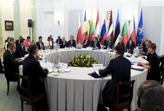 Bukaresti Kilencek: a NATO nyugat-balkáni nyitott ajtós politikája kedvező