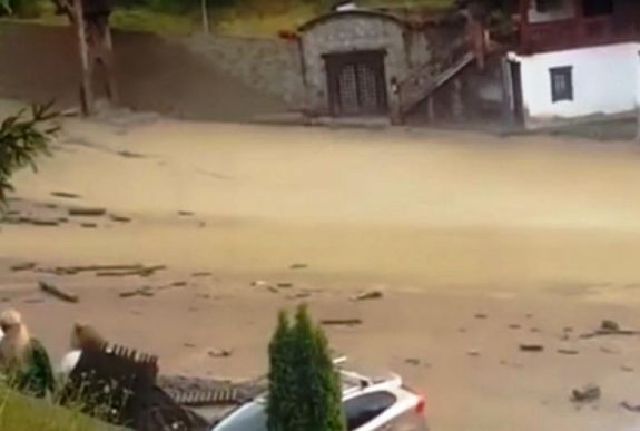 Lakókocsiba rekedt több turista az árvíz miatt