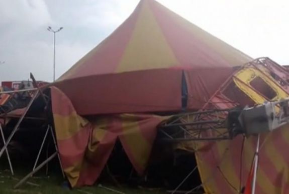 Vihar Romániában: négyen rekedtek a ledöntött cirkuszi sátorban