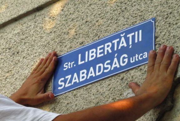 RMDSZ-javaslatokkal együtt fogadta el a közigazgatási törvénykönyvet a szenátus