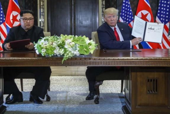 Trump hazatért és twittelt: „aludjanak jól éjszaka”