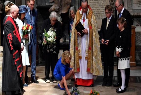 Előkelő társaságba helyezték végső nyugalomra Stephen Hawking hamvait
