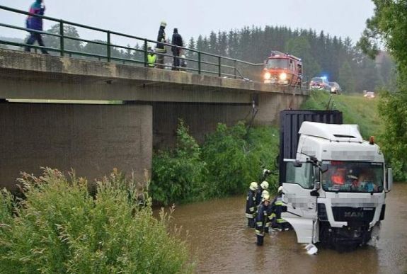 Az ország 16 megyéjében okozott károkat az esti és éjszakai vihar