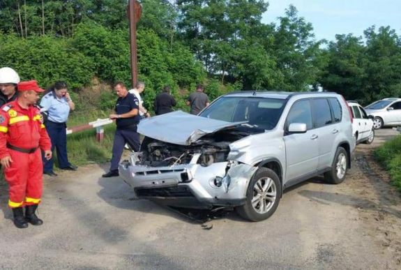 Túl közel állt autójával a sínekhez, elsodorta a vonat