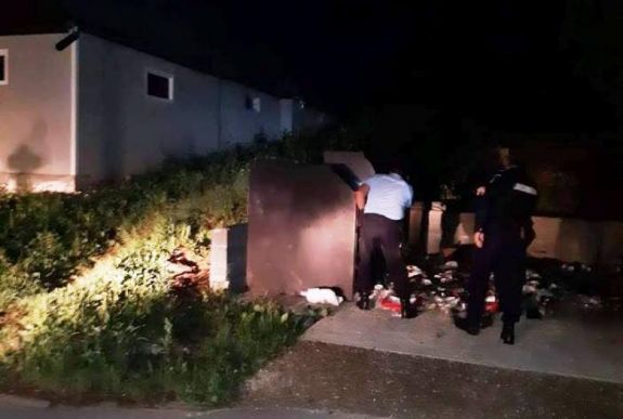 FRISSÍTVE - Így segítettek a kukázó medvének a Hargita megyei csendőrök