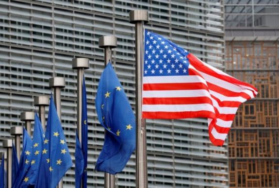 Pénteken hatályba lépnek az érintett amerikai termékekre kivetett európai védővámok