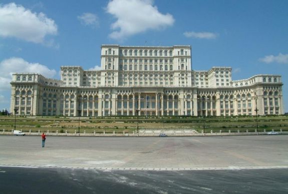 Várhatóan később mennek vakációra a honatyák