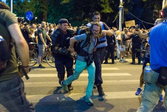 Bukaresti tüntetések: egy német újságírót is bevittek a rendőrségre