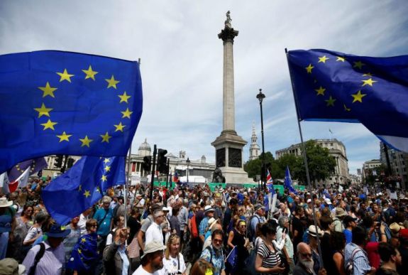 Több tízezren követeltek új Brexit-népszavazást Londonban