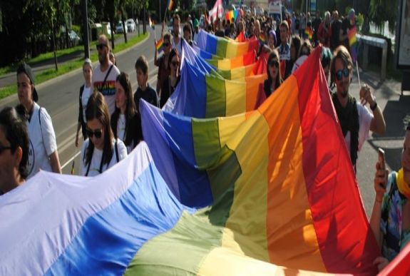 Kustán Magyari Attila: Elázott kisebbség, szivárványos többség