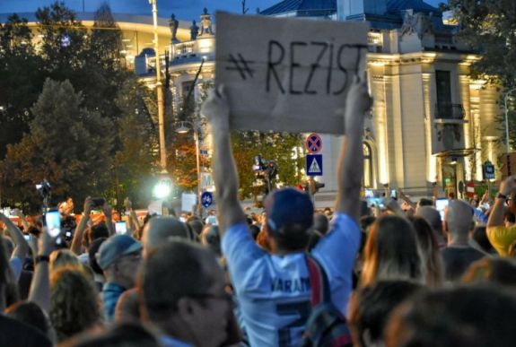 Országszerte folytatódott a kormányellenes utcai tiltakozás