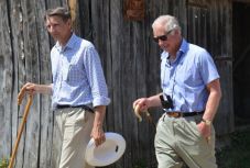 Székelyföldön piheni ki fia esküvőjét Károly herceg