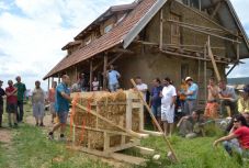 Háromszéken sokan érdeklődnek a szalmabála ház iránt