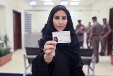 Szaúd-Arábia: megkapta jogosítványát az első tíz nő