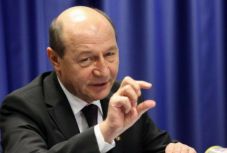 Gyarapodik a PSD: megszűnt Băsescu pártjának szenátusi frakciója 