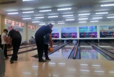 Ingyen edzéssel csalogatják bowlingozni a székelyföldi gyerekeket