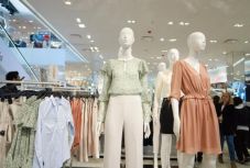 Átméretezi női ruháit a H&M a panaszos vásárlók miatt 