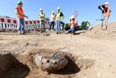 Csaknem 40 darab 2000 éves urnát találtak