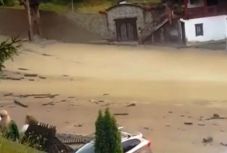 Lakókocsiba rekedt több turista az árvíz miatt