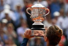 Halep hétfőn a Nemzeti Arénában bemutatja a Roland Garros trófeát