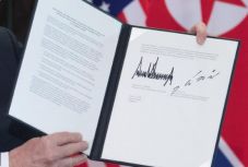 FRISSÍTVE - Kiszivárgott, hogy milyen dokumentumot írt alá Trump és Kim Dzsongun