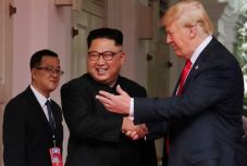 Trump-Kim csúcs: alfahím kézfogások, ideges testbeszéd