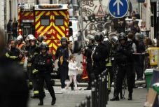 FRISSÍTVE - Túszejtés történt Párizs belvárosában