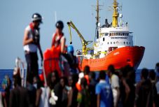 Franciaország is befogad embereket az Olaszországból elutasított menekülthajóról