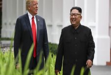 Trump megadta a mobilszámát Kim Dzsong Unnak