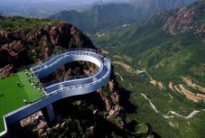 A világ legnagyobb U-alakú üveghídja épült fel Kínában