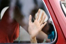 Anyja mellől rabolták el a 13 éves lányt 