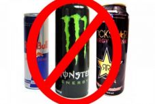 Megtiltaná a minisztérium, hogy energiaitalokat árusítsanak kiskorúaknak