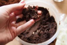 Így készítsen kávés testradírt