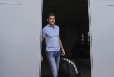 Felfüggesztett börtönre ítélték a rendőrt ágyékon rúgó román politikust