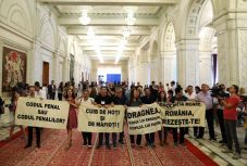 Ellenzéki aktivisták tüntettek a parlamentben