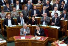 Az Országgyűlés megszavazta az alkotmánymódosítást és a „Stop Soros”-t