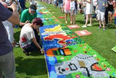 Szatmári rekord: óriási mozaikkép készült műanyagkupakokból