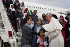 Migráció: európai befogadást és afrikai megoldásokat emlegetett a pápa