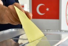 Választás Törökországban: megnyíltak a szavazóhelyiségek