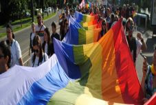 Kustán Magyari Attila: Elázott kisebbség, szivárványos többség