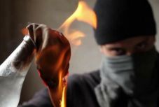 Molotov-koktél robbant a PSD szatmárnémeti székháza előtt